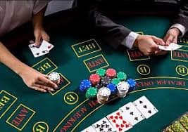 Pengguna membaca level VIP di ponsel